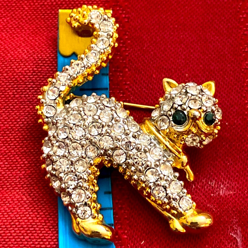 Vintage 90s Rhinestoned Gold Toned Crouching Cat with Green Eyes Broach - Picture 5 of 6
